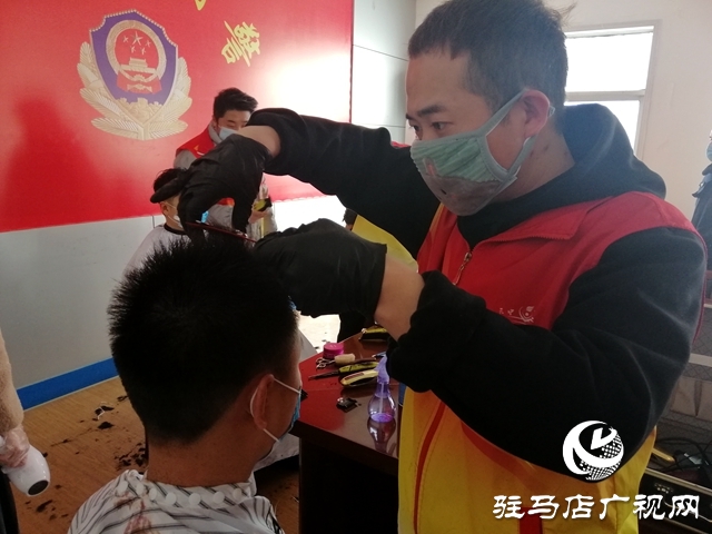 小剪刀帮“疫线”特警“剪”掉大烦恼