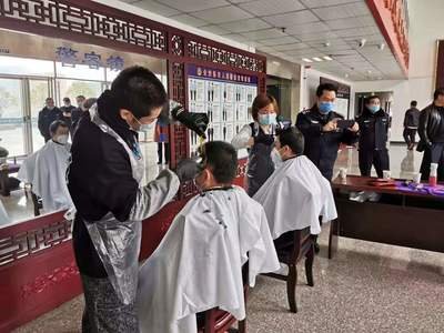 众志成城战疫情 爱心理发师为一线记者理发