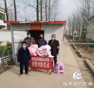 汝南县肢体残疾人冯常旺为防控一线捐棉被