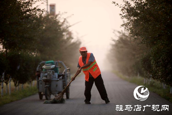 新蔡县环卫工人黄希生争当疫情志愿宣传员