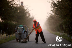 新蔡县环卫工人黄希生争当疫情志愿宣传员