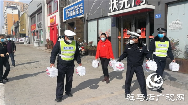 驻马店状元鸿粥联合开发区慈善总会义务送粥情暖战“疫”一线  