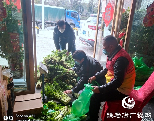 菜农蔬菜滞销  义工“搭桥”帮忙