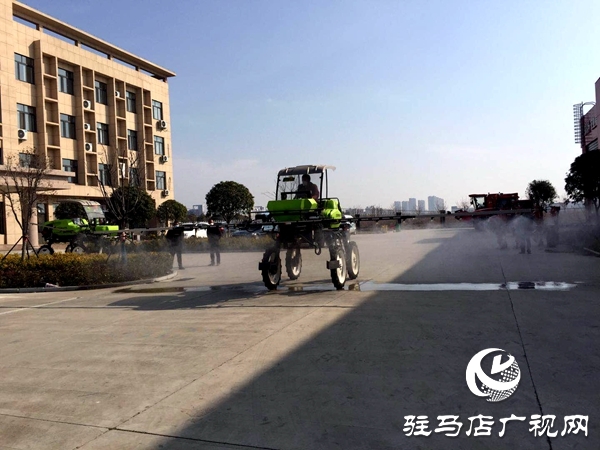 爱心企业捐赠两台喷杆喷雾机助力防疫忙春耕
