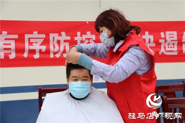 正阳县总工会组织志愿者为抗疫一线职工理发