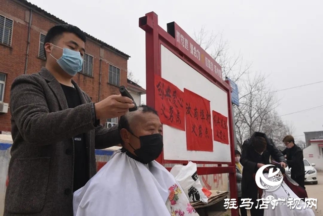 正阳县总工会组织志愿者为抗疫一线职工理发