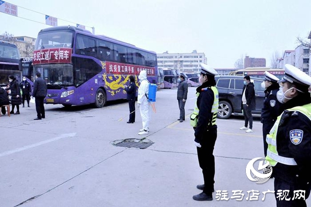 上蔡县公安局交警大队民警护送“农民工返岗专车”安全上高速