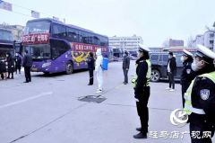 上蔡县公安局交警大队民警护送“农民工返岗专车”安全上高速