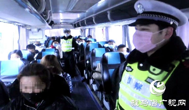 上蔡县公安局交警大队民警护送“农民工返岗专车”安全上高速