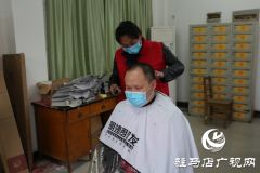 市总工会职工服务队志愿者为新闻工作者开展义务理发服务