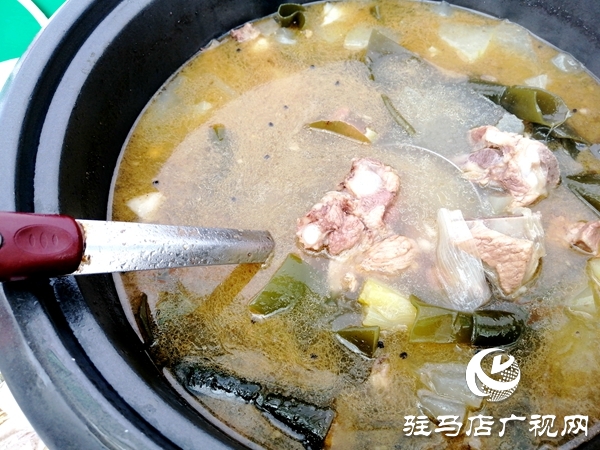 市区有了一个“爱心餐饮”免费领取点