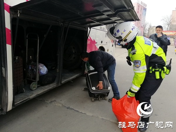 市交警摩托机动大队为复工返岗人员保驾护航