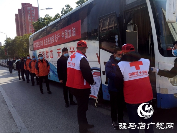 党员志愿者义务献血 撸袖助力抗疫情