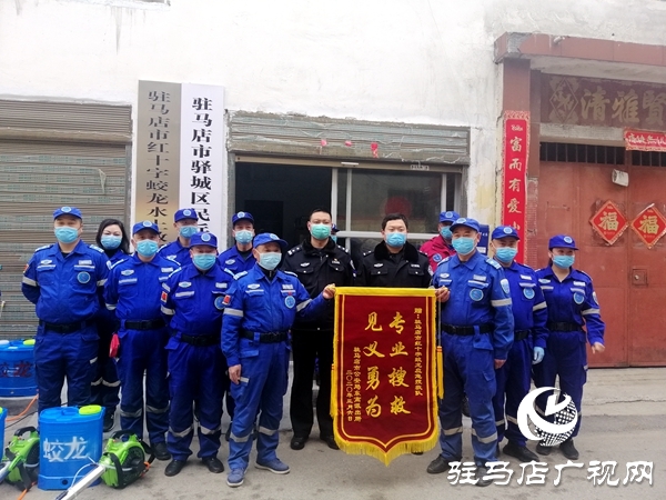 派出所民警送锦旗为蛟龙应急搜救队点赞