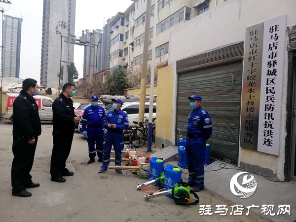派出所民警送锦旗为蛟龙应急搜救队点赞