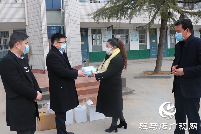 驿城区老河乡许氏姐妹心系家乡教育 捐物资助抗疫