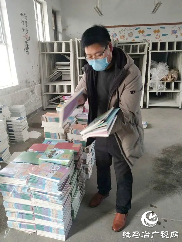 泌阳县黄山口乡教师送书到家 保证学生学习质量 