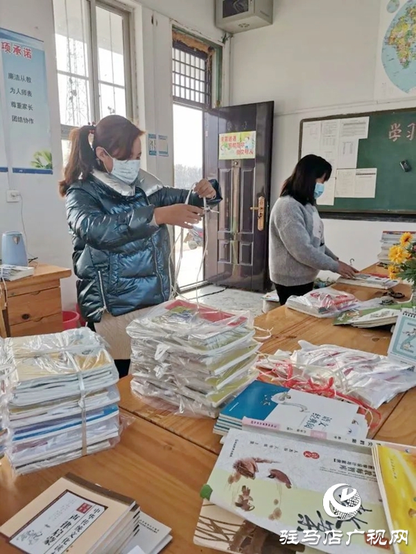 泌阳县黄山口乡教师送书到家 保证学生学习质量 