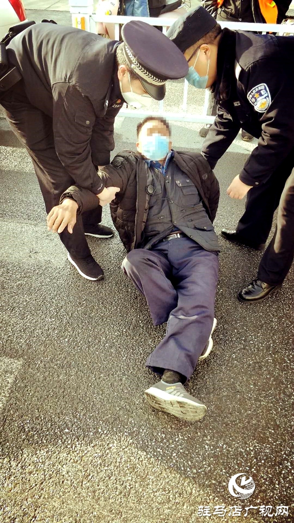 遂平县公安局巡特警大队及时救助受伤群众
