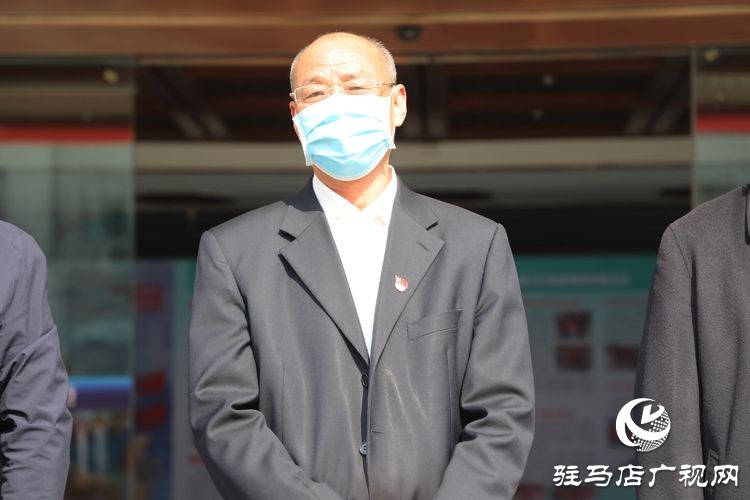 中原银行驻马店分行捐赠45000只爱心口罩慰问“城市美容师”