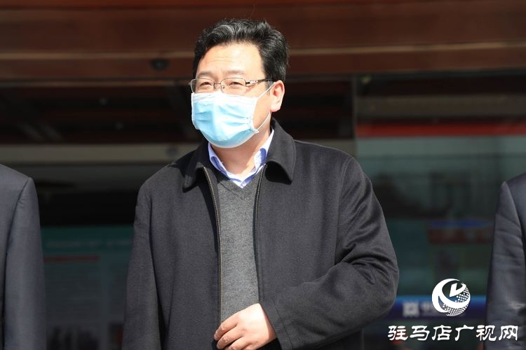 中原银行驻马店分行捐赠45000只爱心口罩慰问“城市美容师”
