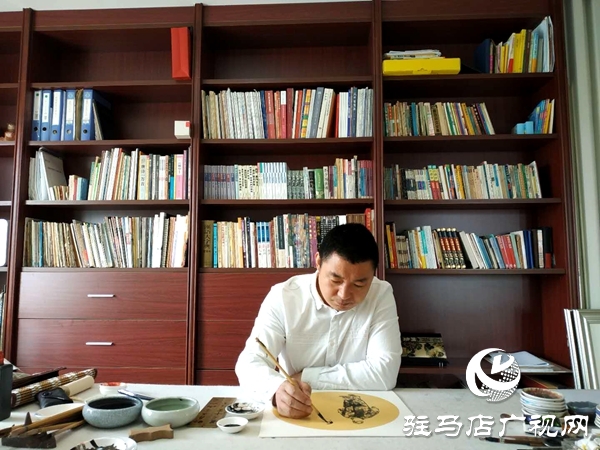 画家栗东旭用画作致敬最美“逆行者”
