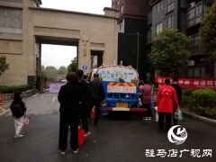 爆管后  6辆水罐车为停水区域居民送水