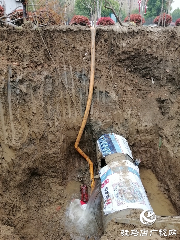 爆管后  6辆水罐车为停水区域居民送水