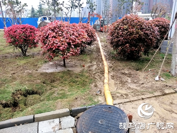 爆管后  6辆水罐车为停水区域居民送水