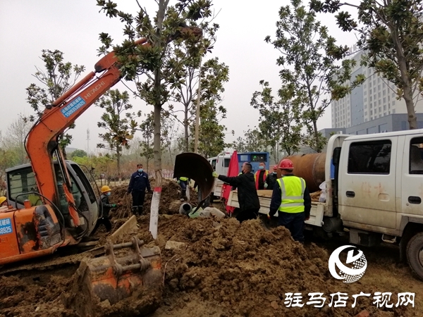 爆管后  6辆水罐车为停水区域居民送水