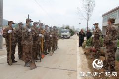 驿城区人武部为帮扶村“披绿”