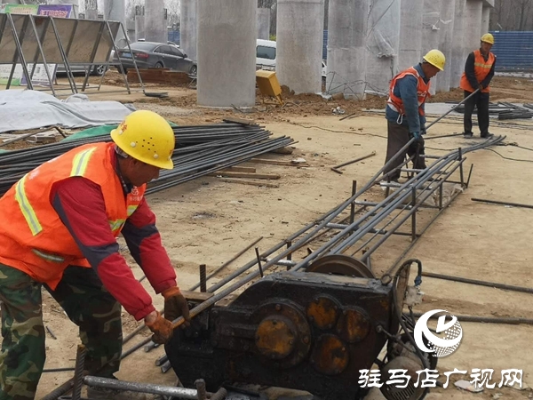 驻马店市汝河大桥首片箱梁成功安装预计今年11月份通车