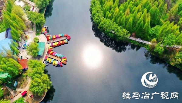 春风拂“苏堤”，游人醉“断桥”，四月的天中美景似江南
