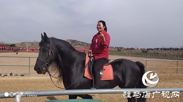 角子山下马场里体验策马奔腾的激情