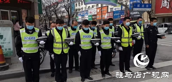 平舆公安向英烈和逝世同胞志哀