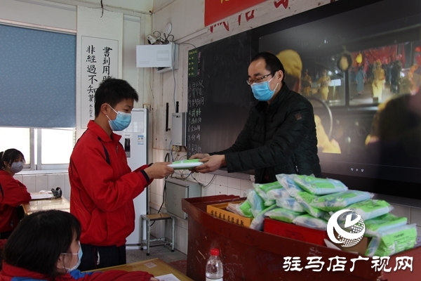 驻马店市的初三年级今日返校复学多措并举筑牢安全防线