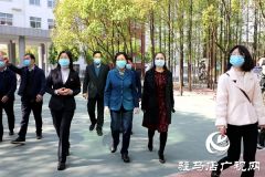 冯玉梅到驻马店市各校区督导初三年级学生开学情况