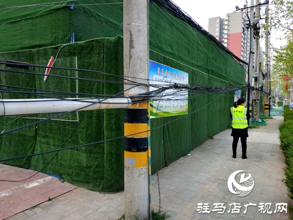  线缆垂落无人管 行人过往真危险