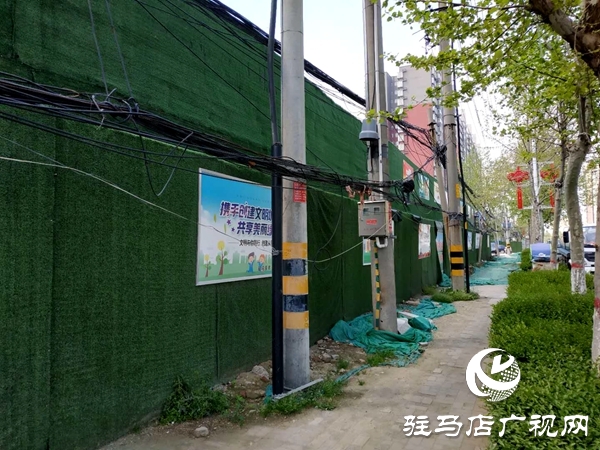  线缆垂落无人管 行人过往真危险