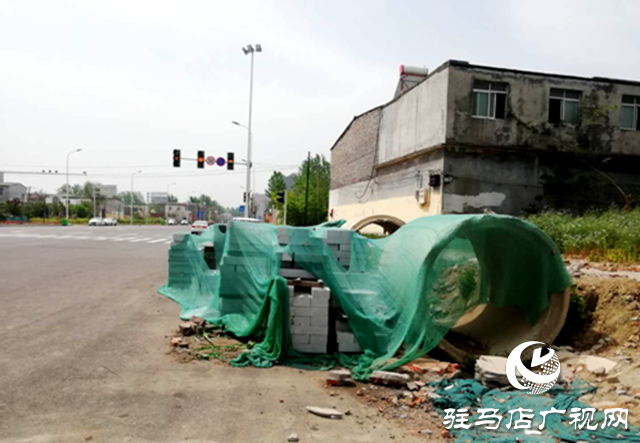 通讯电缆低垂无人管 道路堆放杂料通行难