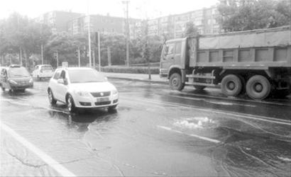路面下沉水阀高出绊路人 久拖未果问题终解决