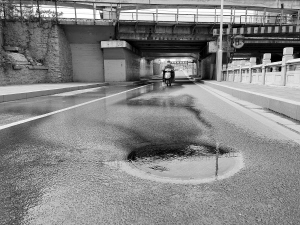 污水外溢无人问津被曝光  一冶驻马店项目部承诺10天彻底解决