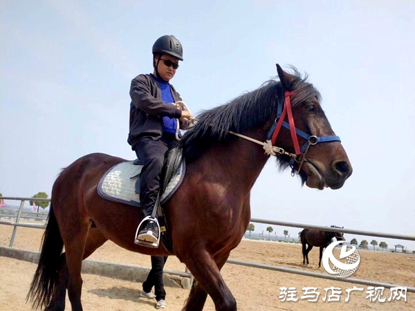 回乡投资1800万元 他让废弃采石场变回绿水青山 