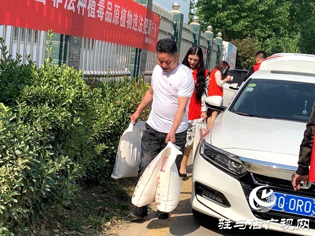 企业奉献爱心温暖贫困户