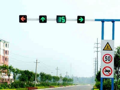 骏马路上红绿灯缺少  影响市民出行安全