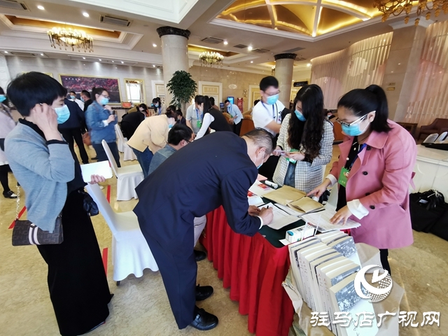 参加政协驻马店市第四届委员会第五次会议的政协委员陆续向大会报道