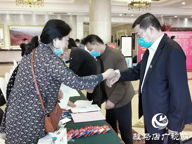 参加政协驻马店市第四届委员会第五次会议的政协委员陆续向大会报道