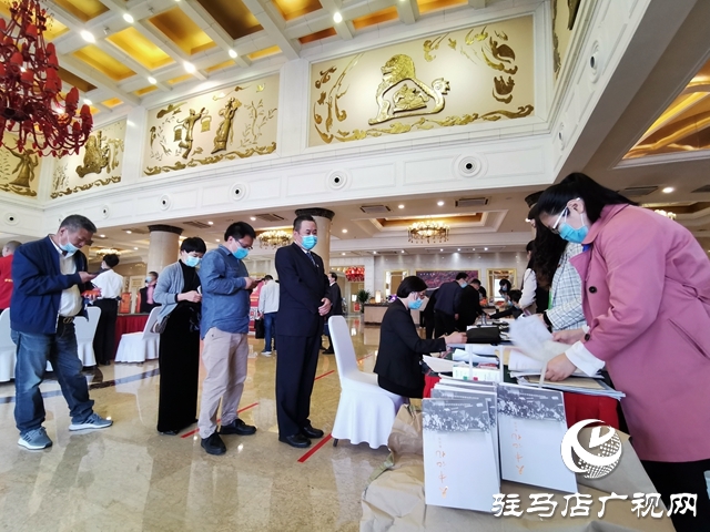参加政协驻马店市第四届委员会第五次会议的政协委员陆续向大会报道