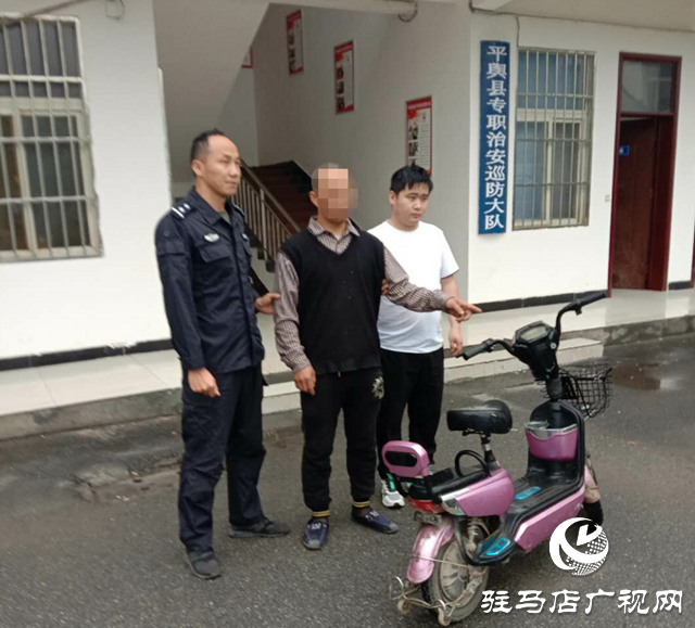 大胆偷车贼：商铺老板门前偷电动车  监控记录全过程