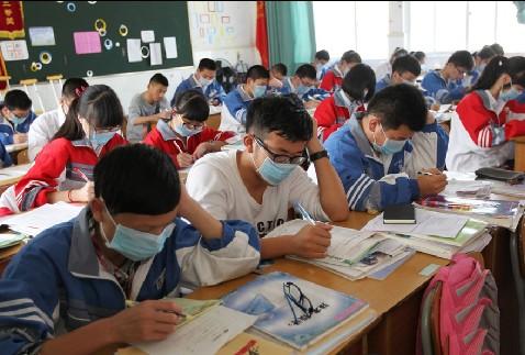 两部门：低风险地区校园内学生不需佩戴口罩